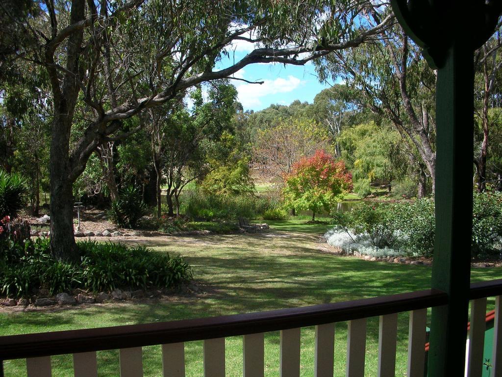 Granite Gardens Cottages & Lake Retreat Stanthorpe Esterno foto